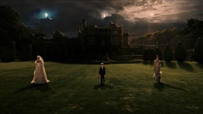 L-R: Justine (Kirsten Dunst), Leo (Cameron Spurr), Claire (Charlotte Gainsbourg)