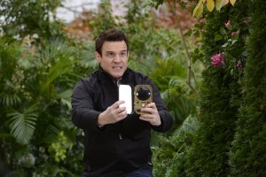 Pete tries to use the Farnsworth to severe Paracelsus' ties with the warehouse but it backfires.