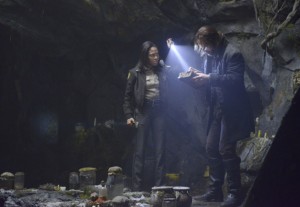 Abbie and Ichabod go back to the cave where he woke up to find clues. 