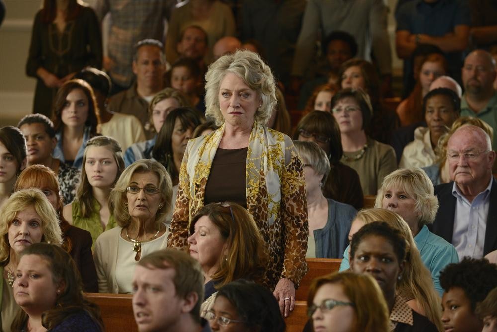 Helen (Veronica Cartwright)