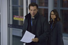The Strain: (L-R) Corey Stoll as Ephraim Goodweather, Mia Maestro as Nora Martinez. CR. Michael Gibson/FX