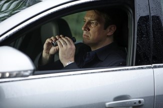 Castle (Nathan Fillion) putting his P.I. skills to work spying on Cole.