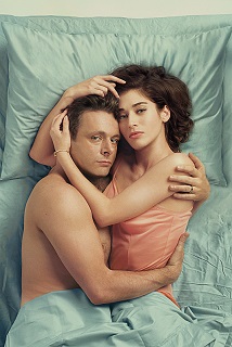 Michael Sheen as Dr. William Masters and Lizzy Caplan as Virginia Johnson in Masters of Sex (season 2 KEY ART) - Photo: Frank W Ockenfels 3/SHOWTIME