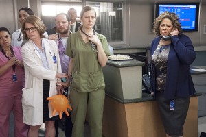 Anna Deavere Smith as Gloria Akalitus (right) in Nurse Jackie (Season 7, Episode 12). - Photo: David M. Russell/SHOWTIME - Photo ID: nursjackie_712_2834.R