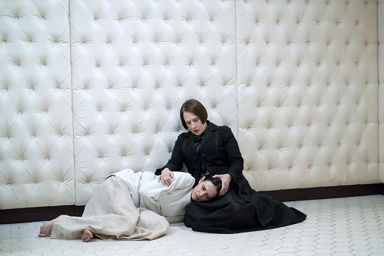 First Look Penny Dreadful Season 3. (Pictured: Vanessa Ives (Eva Green) with Dr. Seward (Patti LuPone)) Photo: Jonathan Hession/SHOWTIME - 