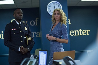 Pictured (L-R): David Gyasi as Major Lex Carnahan and Claudia Black as Dr. Sabine Lommers -- Photo: Bob Mahoney/The CW -- © 2016 The CW Network