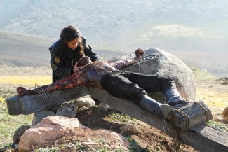 Dorothy (Adria Arjona) stumbles upon a poor soul (Oliver Jackson-Cohen). (Photo by: Rico Torres/NBC)