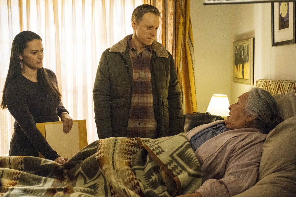 Resdient-Alien-S01-Ep.-04-Birds-of-A-Feather-004