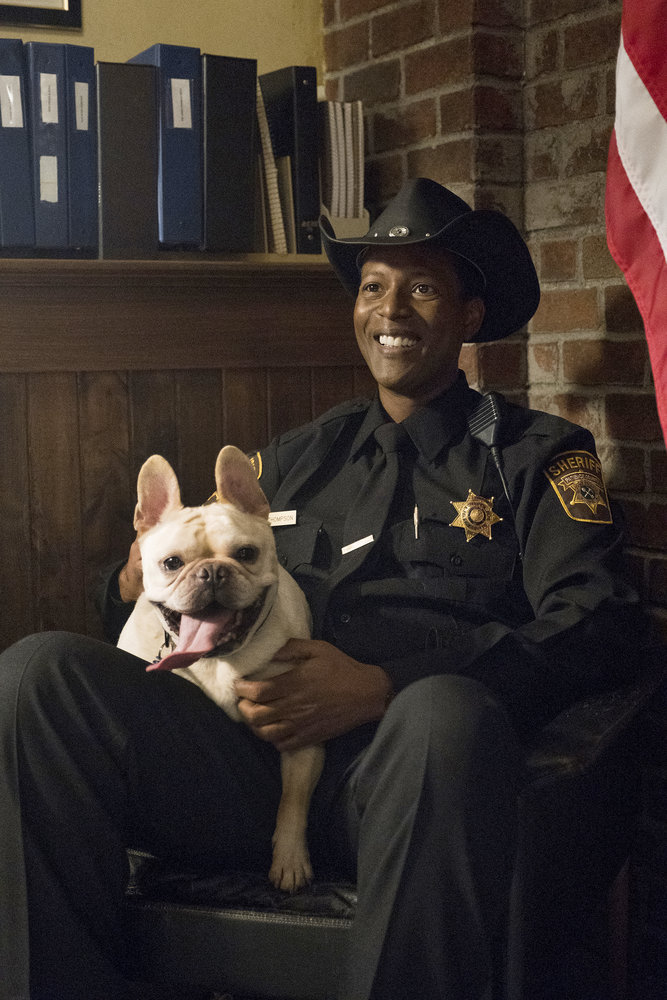 Resident Alien - S01 Ep 7 - Green Glow - Syfy 003