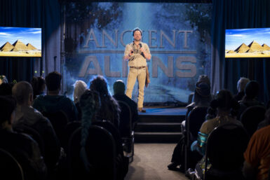 Resident Alien - S01. Ep. 9 Welcome Aliens - Syfy 002