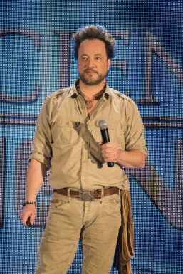 Resident Alien - S01. Ep. 9 Welcome Aliens - Syfy 005