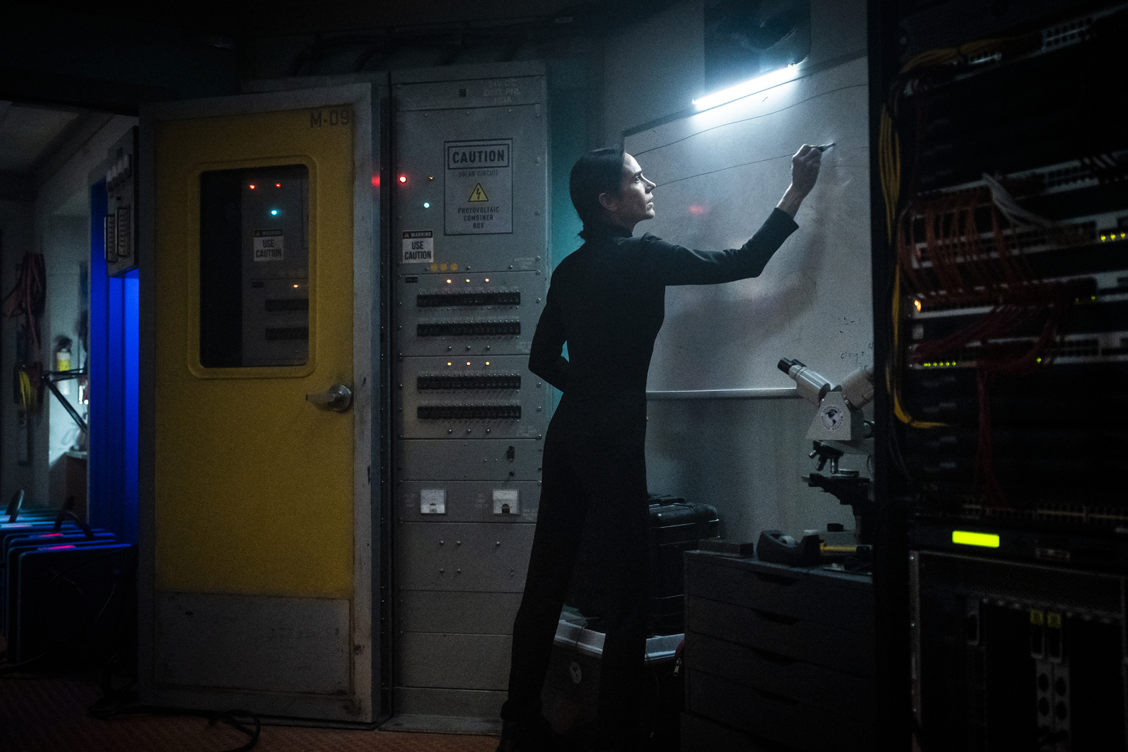 snowpiercer_s2-ep-6-many-miles-from-snowpiercer-002