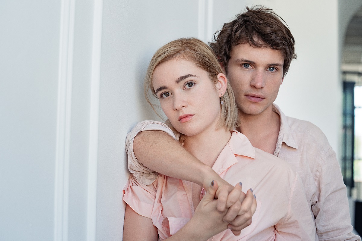 Alice-Englert-Nicholas-Denton-Dangerous-Liaisons-STARZ